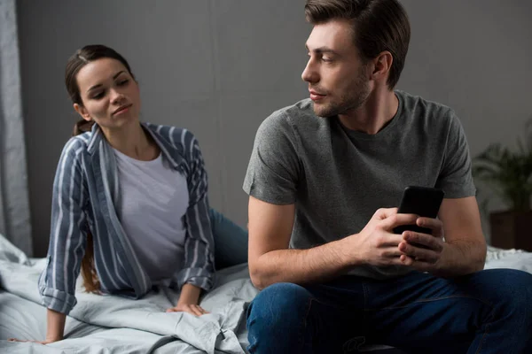 Esposa Sospechosamente Buscando Marido Usando Teléfono Inteligente — Foto de Stock