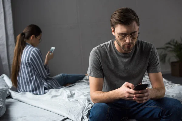 Casal Quarto Sentado Cama Usando Seus Telefones — Fotografia de Stock