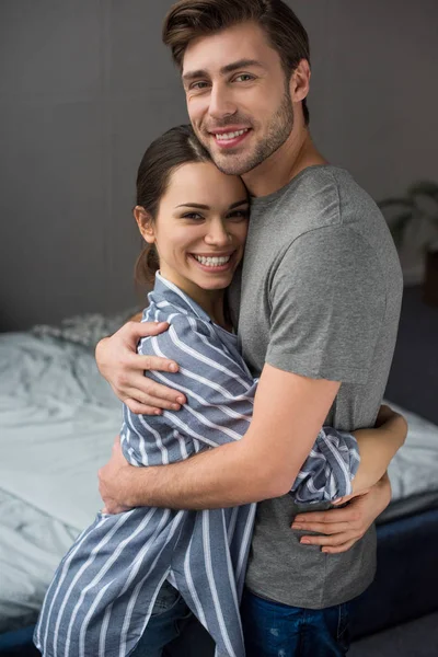 Couple Souriant Embrassant Tendrement Dans Chambre — Photo gratuite