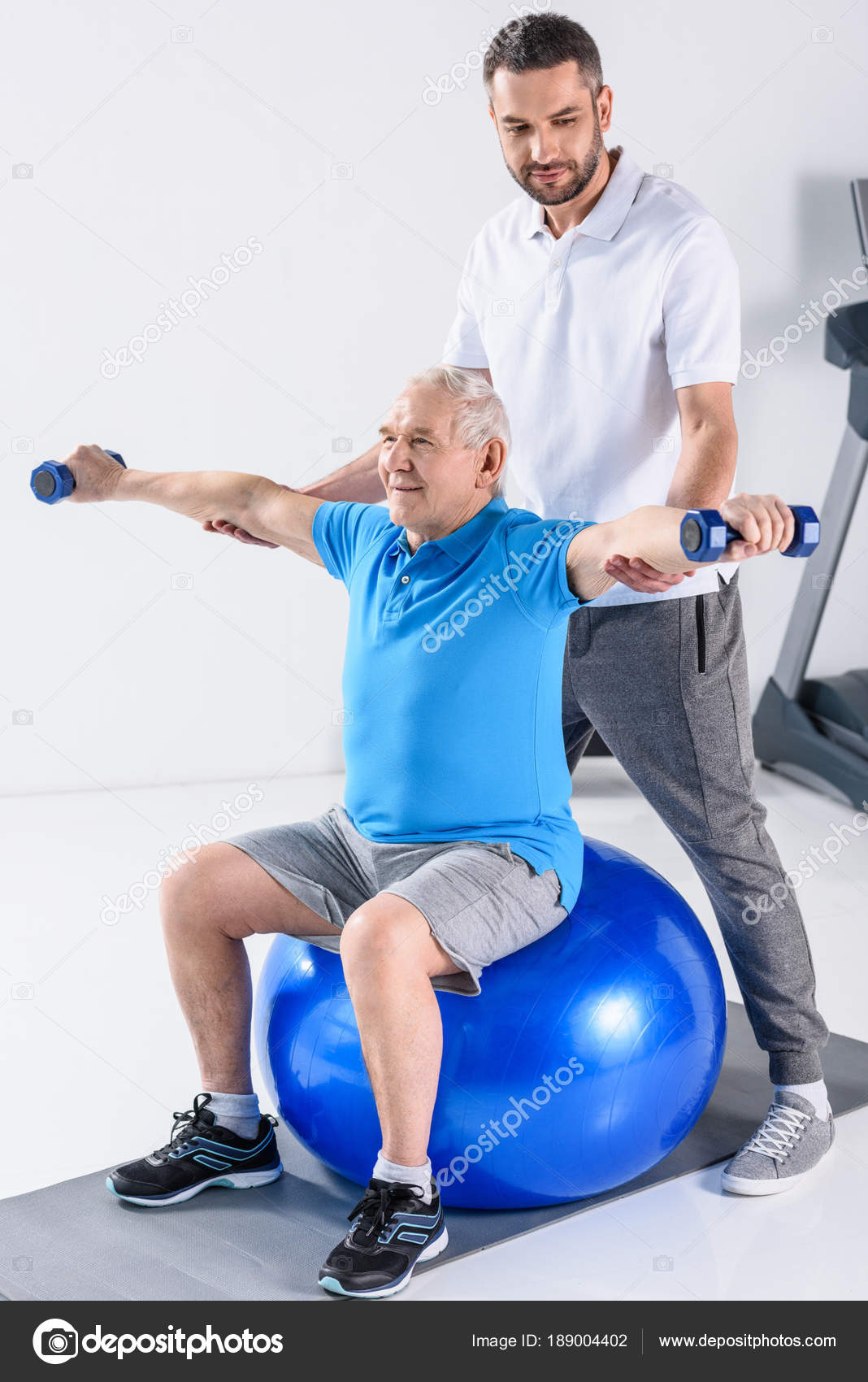 Terapeuta Rehabilitación Que Ayuda Hombre Mayor Hacer Ejercicio