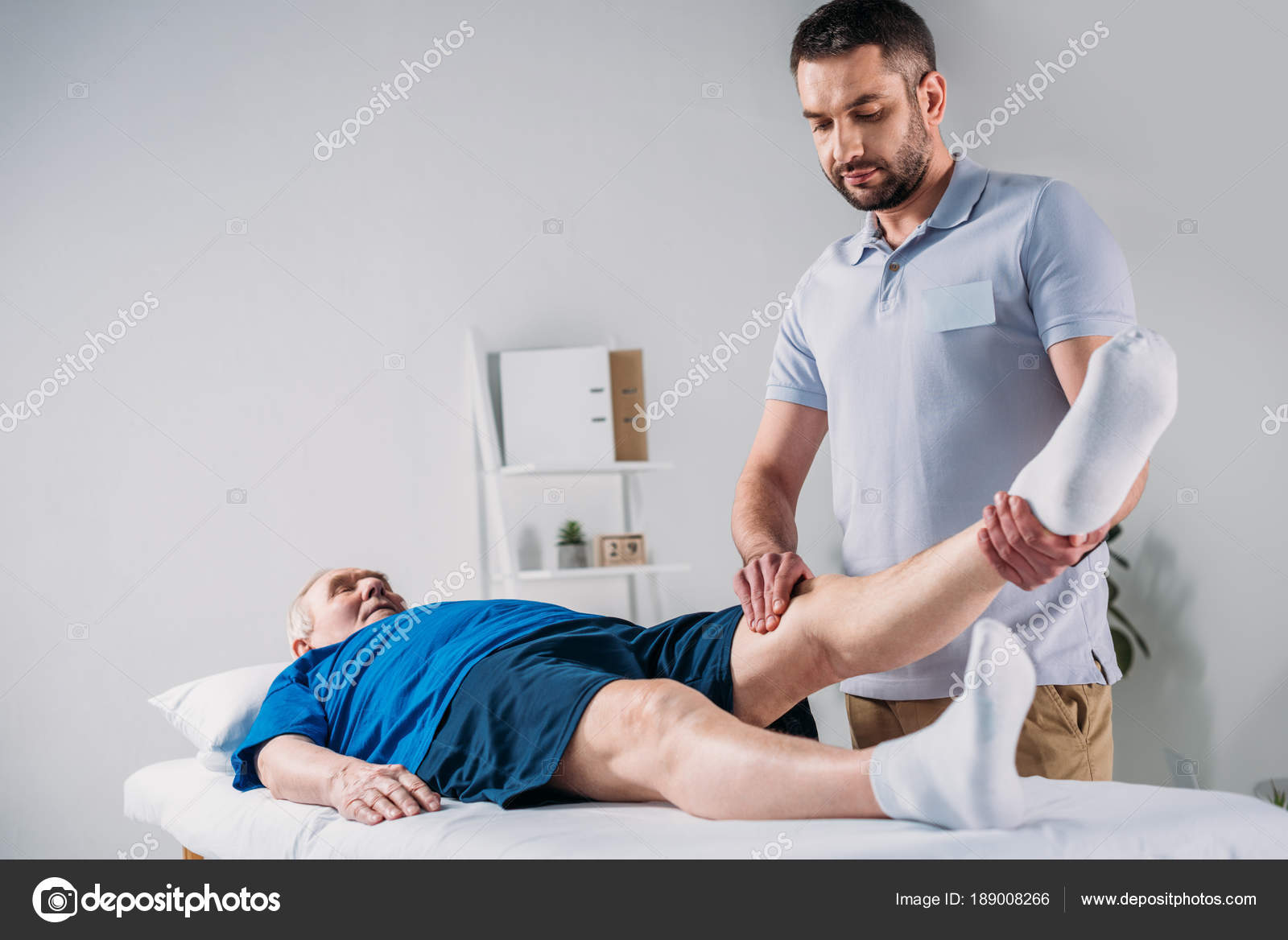 массаж человек после инсульта. массаж после инсульта. реабилитация пожилых. массаж для реабилитации после инсульта. массаж человек после инсульта.