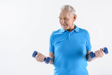 Komuta sizde gri izole dumbbells ile gülümseyen portresi