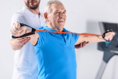 Komuta sizde lastik bant ile egzersiz yardımcı rehabilitasyon terapist kısmi görünümünü