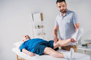 Ayak Masaj Masa üstünde odaklı rehabilitasyon terapist masaj kıdemli mans