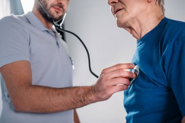 kırpılan rehabilitasyon terapist kıdemli kontrol stetoskop ile doz kalp atışı mans