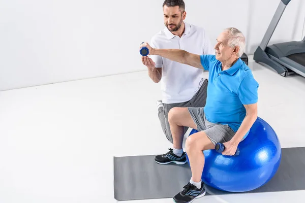 High Angle View Rehabilitation Therapist Assisting Senior Man Exercising Dumbbells — Stock Photo, Image