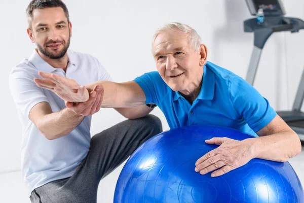 Selektiv Fokus För Rehabilitering Terapeut Hjälpa Ledande Man Utövar Fitness — Stockfoto