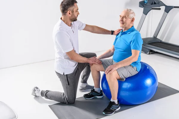 Rehabilitační Pracovník Pomáhat Starší Muž Cvičení Fitness Míče — Stock fotografie