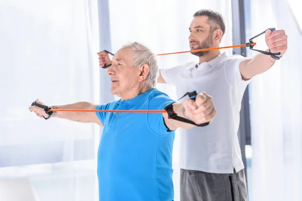 Enfoque Selectivo Del Terapeuta Rehabilitación Hombre Mayor Haciendo Ejercicio Con — Foto de Stock