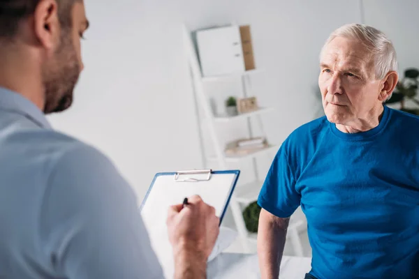 Vista Parcial Del Terapeuta Rehabilitación Con Bloc Notas Hombre Mayor — Foto de Stock