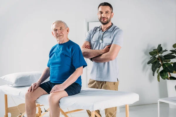 Terapeuta Reabilitação Com Estetoscópio Homem Sênior Mesa Massagem — Fotografia de Stock