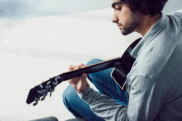 Hombre Guapo Tocando Guitarra Acústica Casa — Foto de Stock