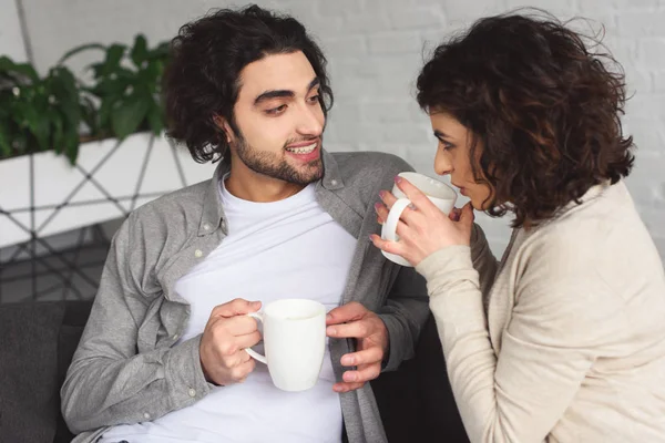 Joven Pareja Bebiendo Café Mañana Casa — Foto de stock gratis