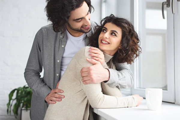 Fidanzato Abbracciare Fidanzata Guardano Vicenda Casa — Foto Stock