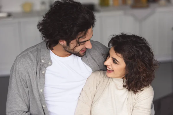 Sorrindo Jovem Casal Abraçando Casa Olhando Para Outro — Fotografia de Stock