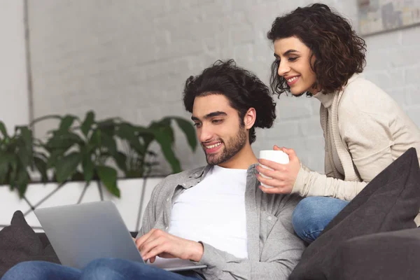 Användning av laptop — Stockfoto