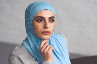 uzakta ev arıyorum hijab dalgın güzel Müslüman kadın portresi