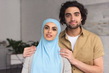 Müslüman erkek kucaklama kız hijab evde