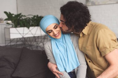 Müslüman erkek evde hijab kız öpüşme