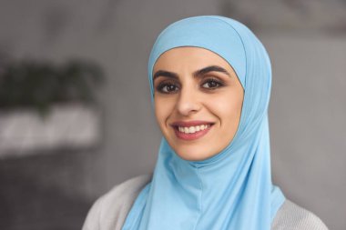 evde hijab gülümseyen güzel Müslüman kadın portresi