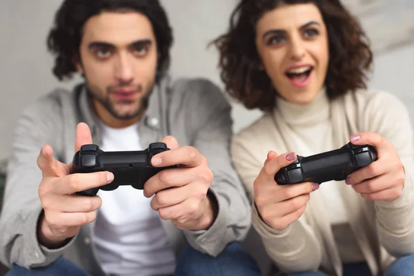 Paar spelen video game — Stockfoto