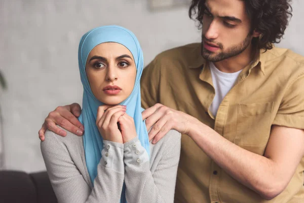 Muslim Boyfriend Hugging Worried Girlfriend Hijab Living Room — Stock Photo, Image