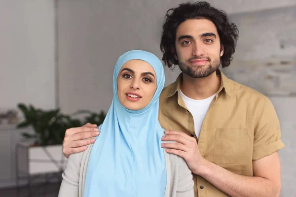 Moslim Vriendje Knuffelen Vriendin Hijab Thuis — Gratis stockfoto
