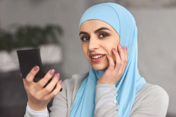 Smiling Beautiful Muslim Woman Hijab Holding Mirror Home — Stock Photo, Image