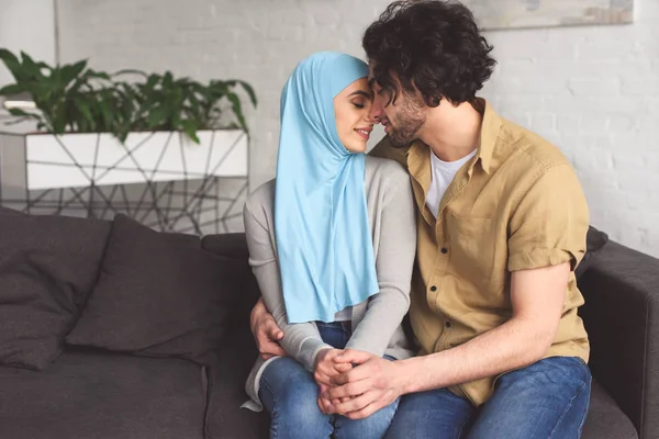 Pasangan Muslim Tender Berpelukan Rumah — Stok Foto