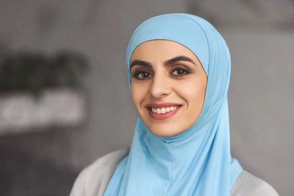 Portret Van Lachende Mooie Moslimvrouw Hijab Thuis — Stockfoto