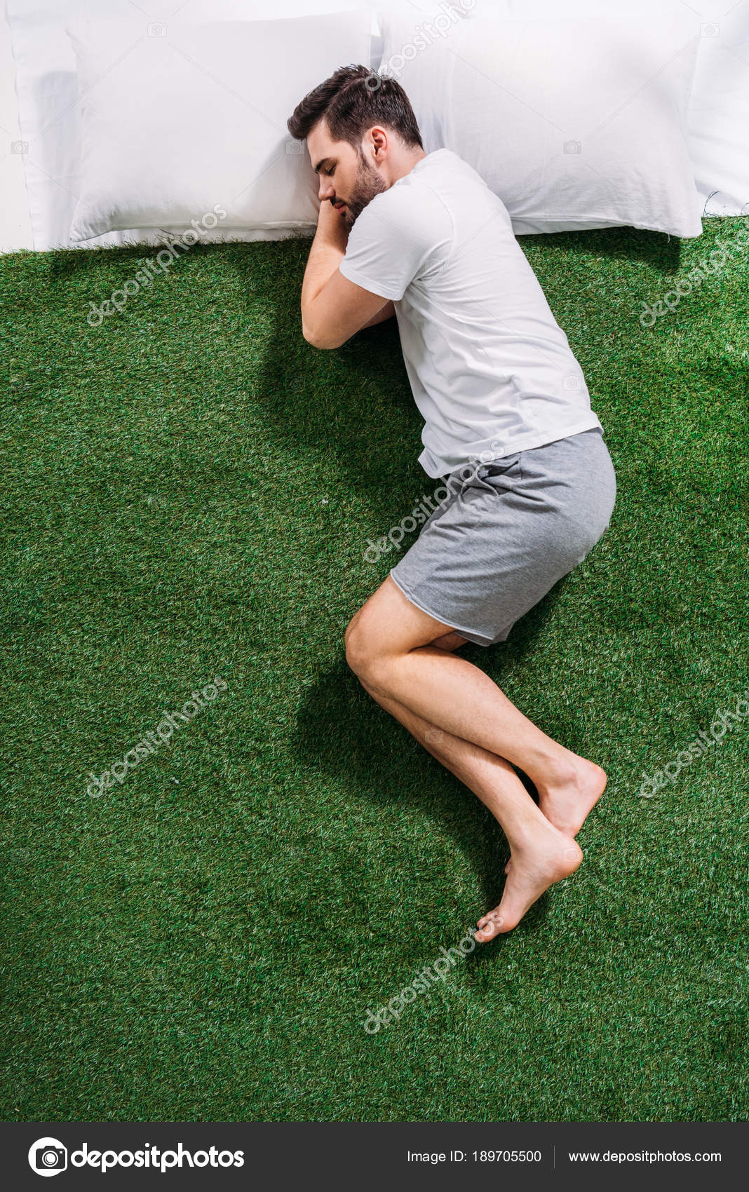 Overhead View Young Man Sleeping Pillows Green Lawn — Free Stock Photo