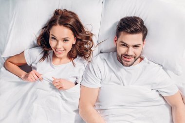 kameraya birlikte yatakta yatıyordu süre seyir aşık genç çift havai görünümü