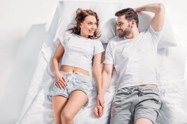 birlikte yatakta yatarken sırasında elele aşık genç çiftin havai görünümü