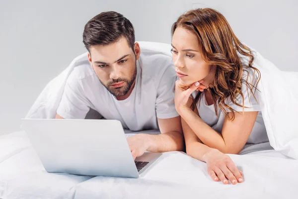 Retrato Pareja Enfocada Usando Portátil Mientras Descansan Cama Juntos Aislados — Foto de Stock