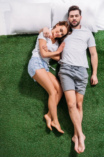 Vue Aérienne Jeune Couple Amoureux Couché Sur Des Oreillers Sur — Photo