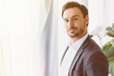 office kamerada bakarak yakışıklı işadamı portresi