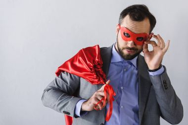 Süper işadamı maskesi ve üzerinde beyaz izole cape poz