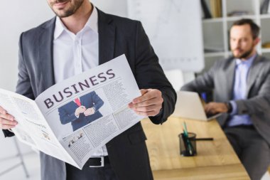 ofiste iş gazete okuyan işadamı kırpılmış görüntü