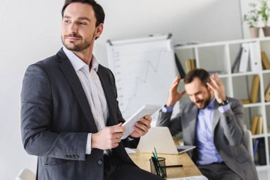 yakışıklı işadamları dizüstü ve tablet çalışma ofisinde