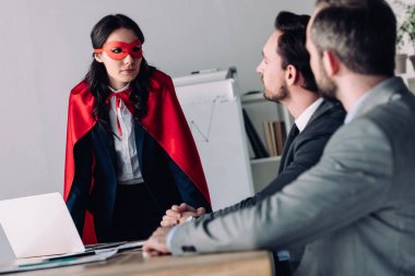 maske ve İşadamları Office Yardım cape süper iş kadını