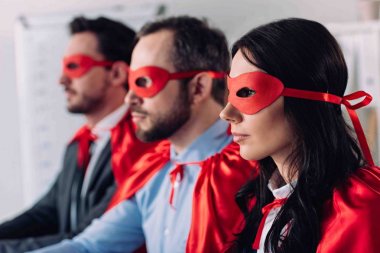 Maskeler ve uzak ofis seyir burunları süper iş adamları yan görünüm