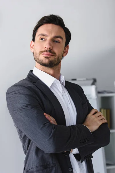 Guapo Hombre Negocios Pie Con Los Brazos Cruzados Oficina —  Fotos de Stock