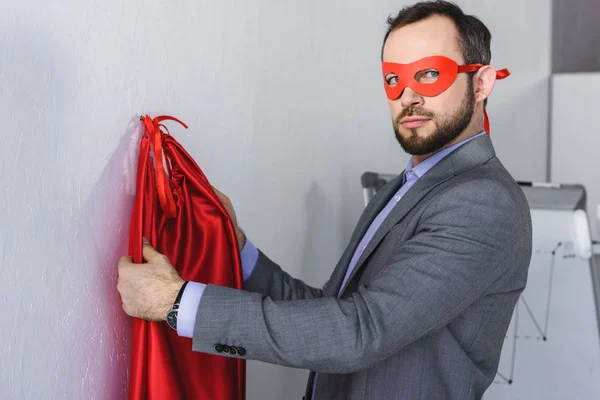Maske Cape Ofiste Giyen Süper Adamı — Stok fotoğraf