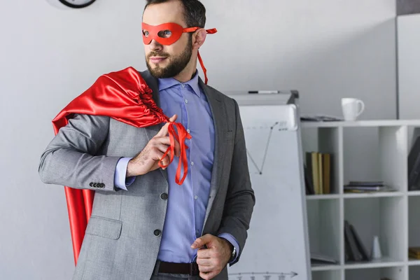 Superunternehmer Mit Maske Umhang Auf Der Schulter Und Büro Wegguckend — Stockfoto