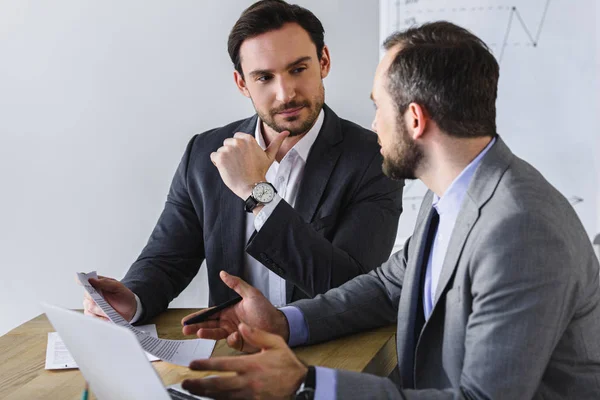 Homens Negócios Bonitos Falando Mesa Escritório — Fotografia de Stock