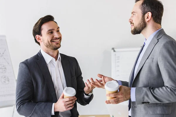 Glimlachend Knappe Zakenlieden Praten Tijdens Koffiepauze Kantoor — Stockfoto