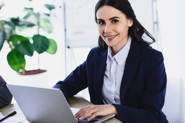 Sonriente Atractiva Mujer Negocios Trabajando Con Ordenador Portátil Oficina — Foto de Stock