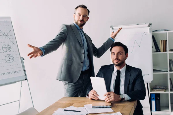 Beaux Hommes Affaires Gesticulant Regardant Caméra Dans Bureau — Photo