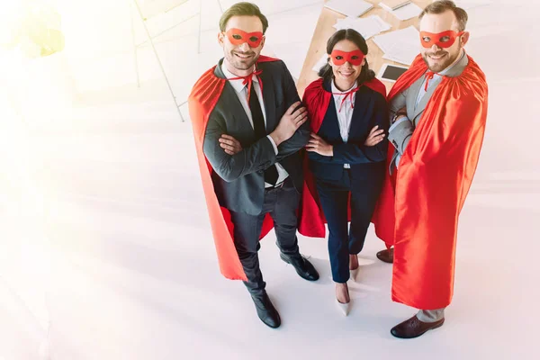 Visão Alto Ângulo Super Empresários Máscaras Capas Com Braços Cruzados — Fotografia de Stock