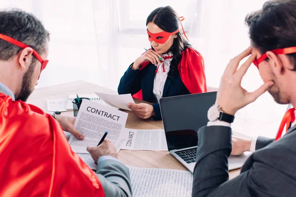 Super Podnikatelé Maskách Pláštěnky Brainstorming Úřadu — Stock fotografie